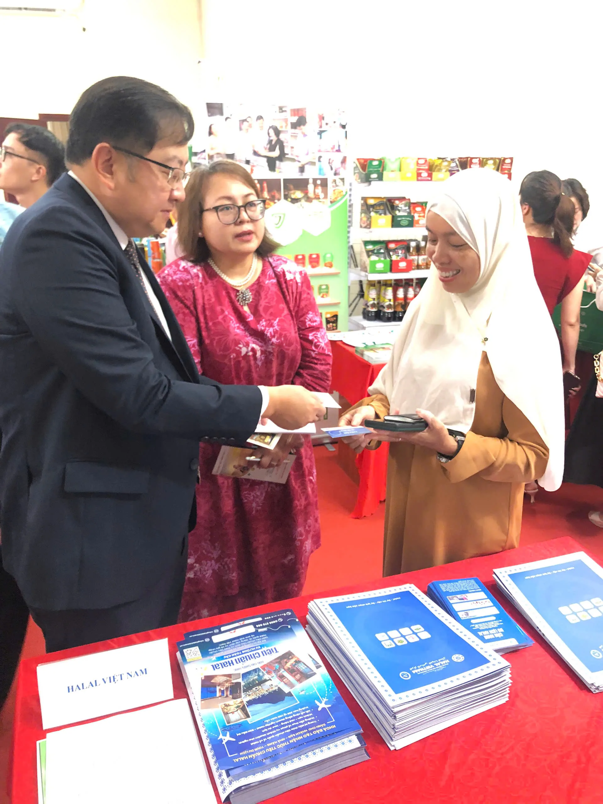 Gian hàng giới thiệu tài liệu và sản phẩm Halal Việt Nam tại hội chợ