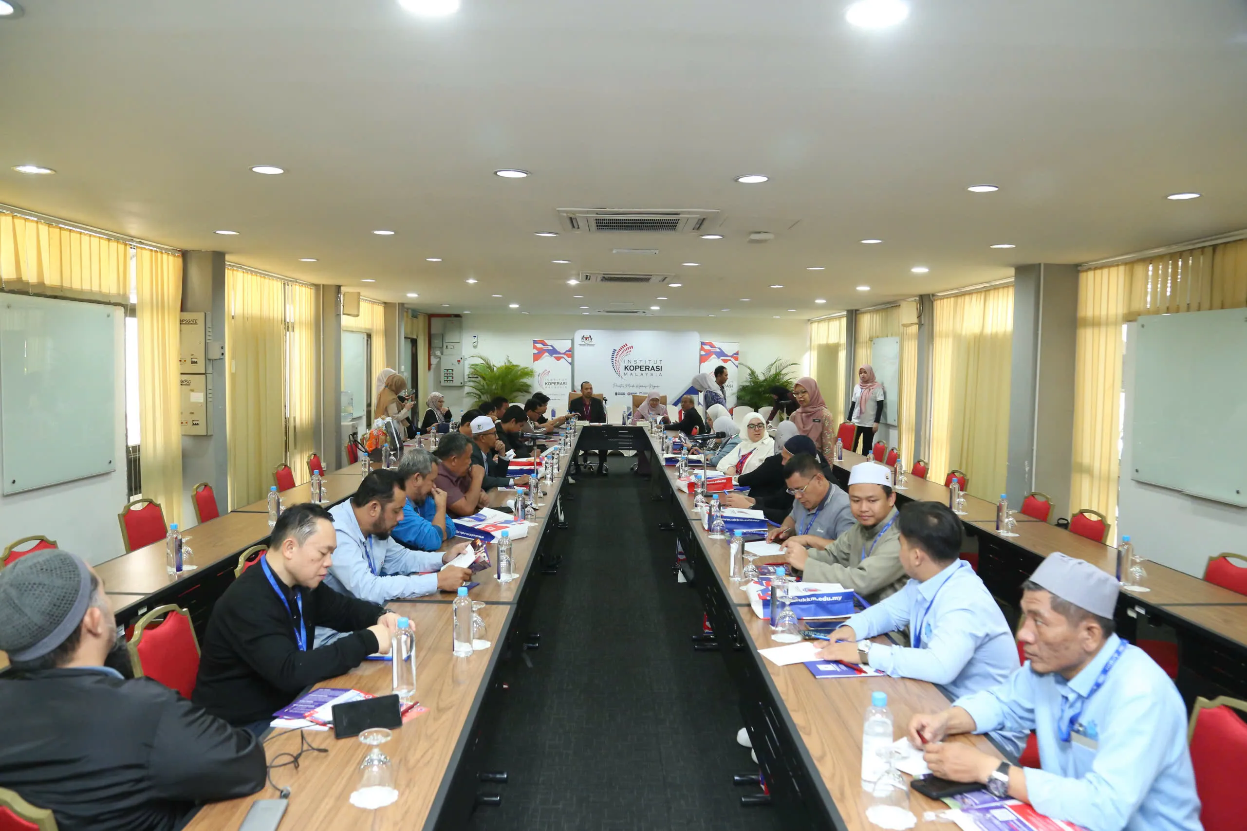 Phiên làm việc hai đoàn tại phòng họp Institut Koperasi Malaysia