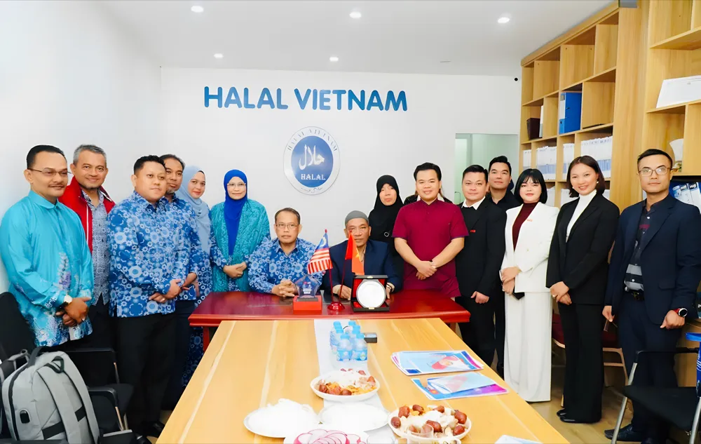 Signing of the memorandum of understanding with Malaysian partners at the Halal Vietnam office