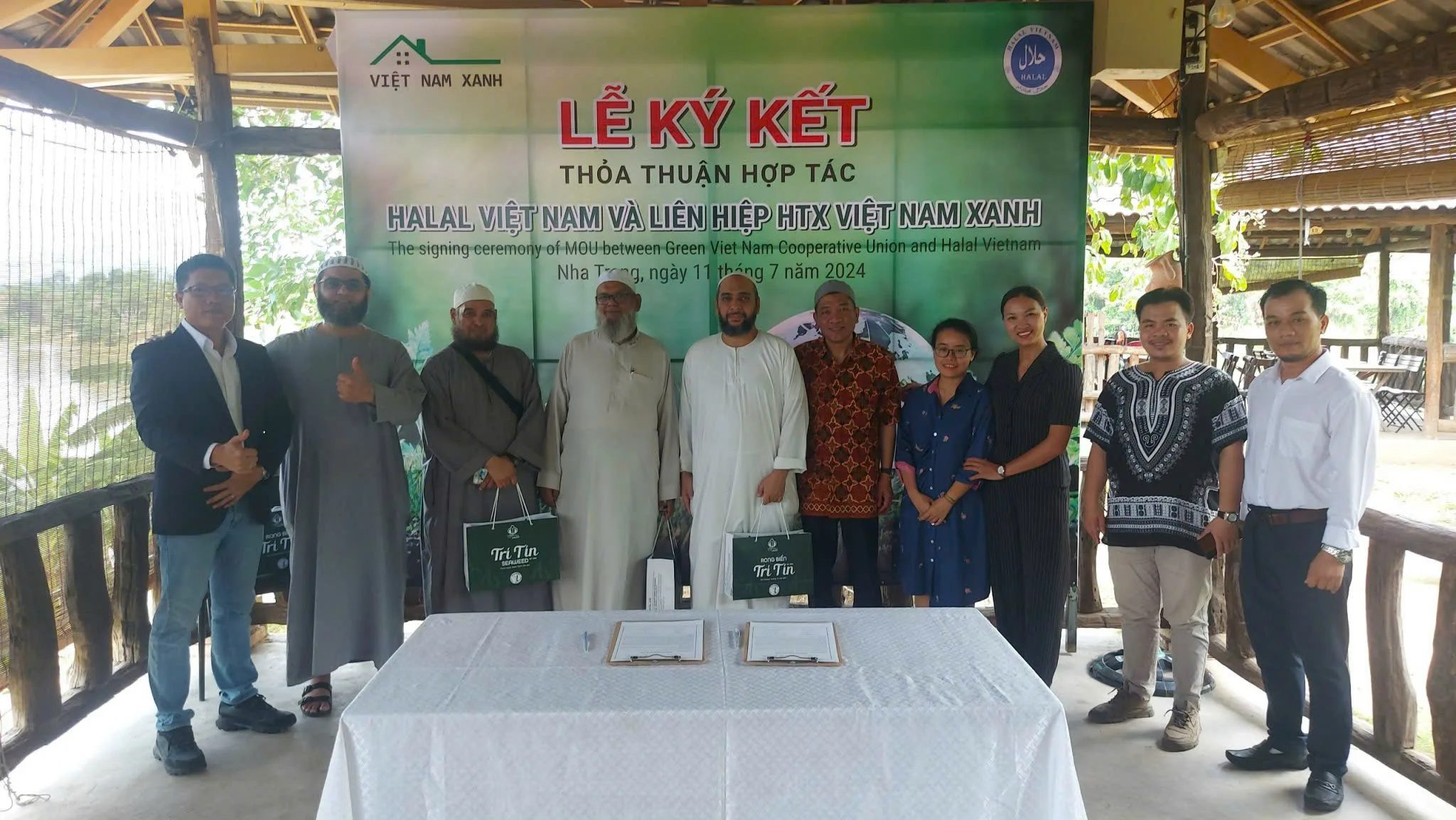 Lễ ký kết thỏa thuận hợp tác giữa Halal Việt Nam và Liên hiệp Hợp tác xã Việt Nam Xanh tại Nha Trang