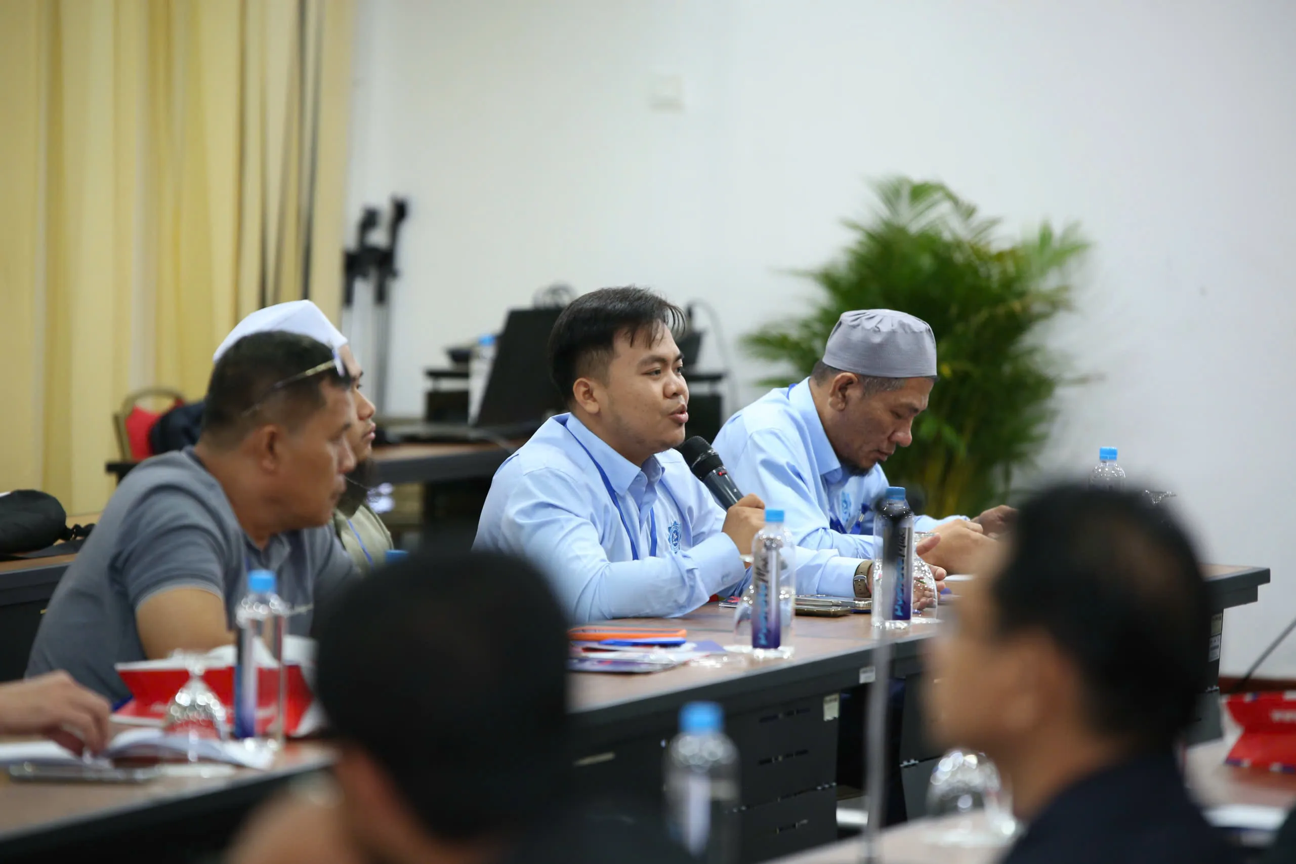 Đại biểu phát biểu trong phiên thảo luận của đoàn công tác hợp tác xã