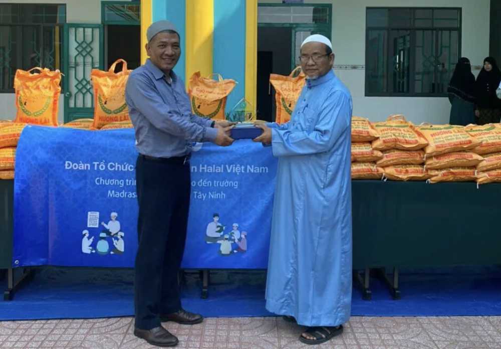 Trao quà cho cộng đồng tại Madrasah Tây Ninh — trách nhiệm xã hội